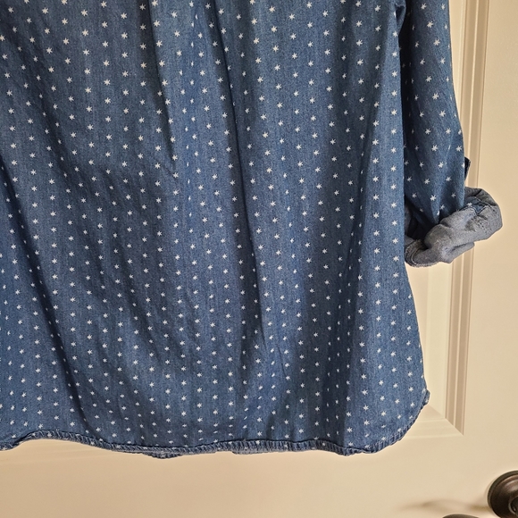 Chico's Star Print Denim Button Up Blouse Long Sleeve Roll Tab Sleeve Me… - Picture 6 of 8